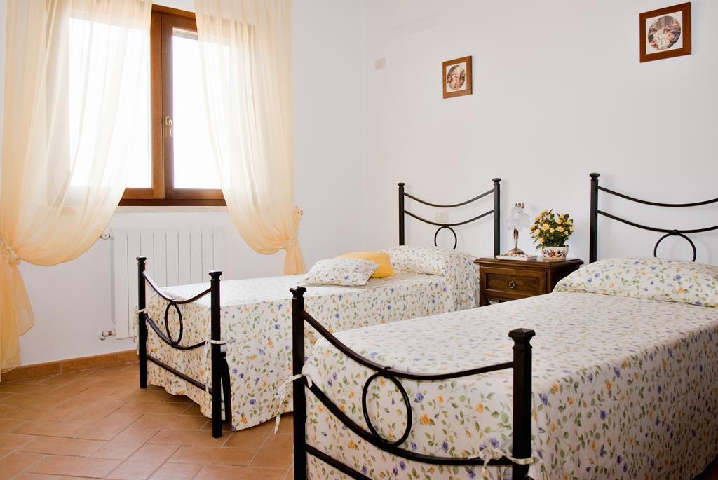Agriturismo Colle D' Oro Pescia Romana Habitación foto